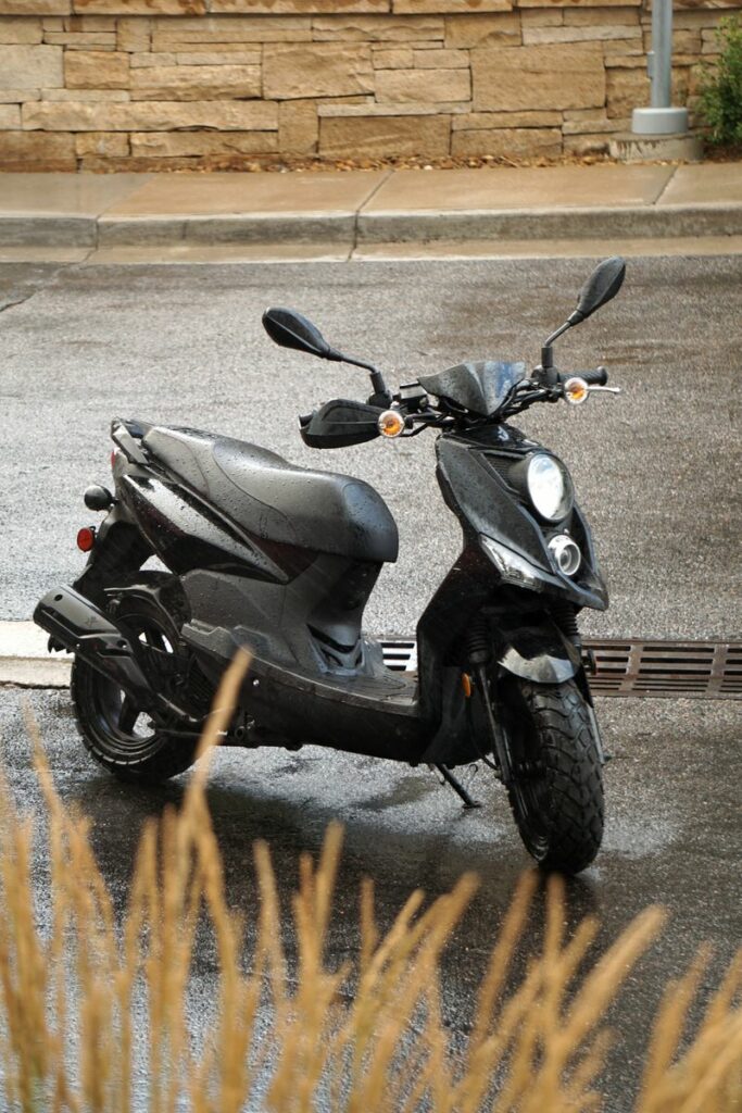 Scooter 50 cc Scooter sans permis en 50 cc stationné en Martinique