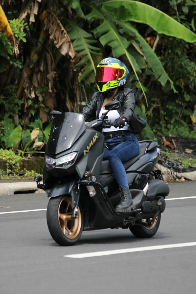 Scooter Yamaha Nmax. Véhicule de location Conductrice en balade sur les routes Martiniquaise ayant loué un scooter aux 3 ilets