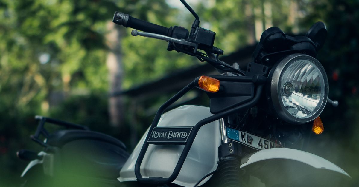 Moto Royal Enfield dans la campagne de Martinique 