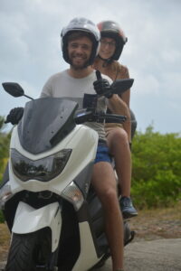 Couple sur un scooter Yamaha Nmax125 cc en location