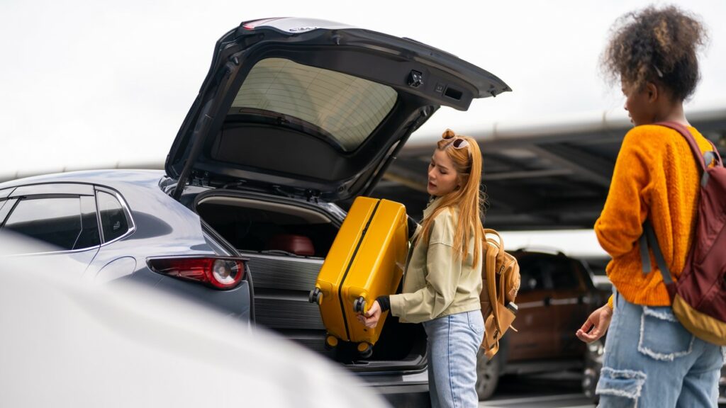 Copine qui récupère leur voiture de location en Martinique pour découvrir l'ïle