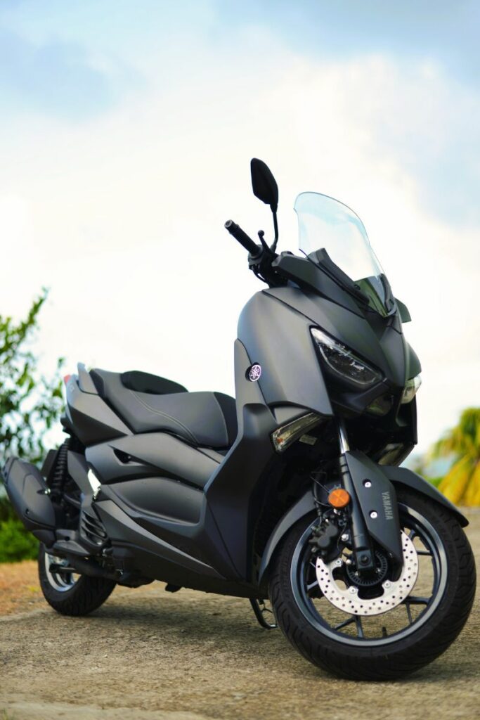 XMAX 300 Scooter Yamaha Xmax stationné à l'agence de location scooter évasion Martinique